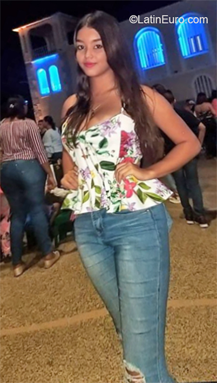Date this foxy Colombia girl Marcela from Barranquilla CO25985