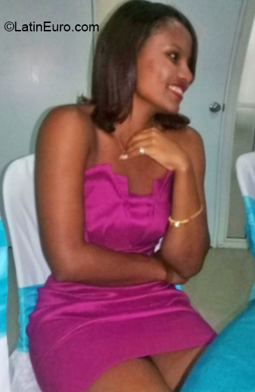Date this charming Dominican Republic girl LARISSA from Santo Domingo DO36032