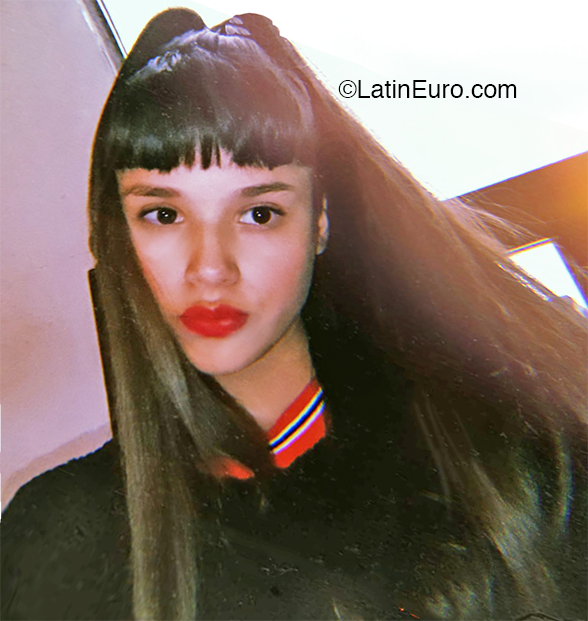 Date this nice looking Argentina girl Angela from Buenos Aires AR239
