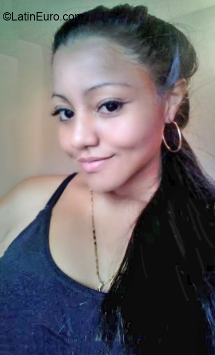 Date this nice looking Venezuela girl Alejandra from Caracas VE2720