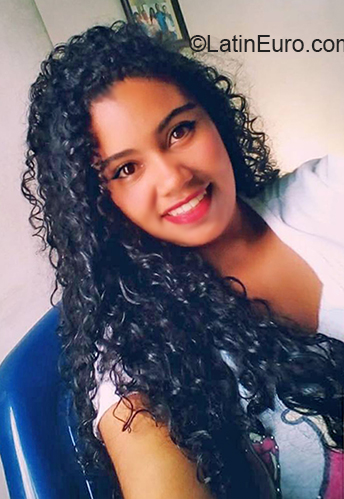 Date this nice looking Colombia girl Daniela from Armenia CO26130