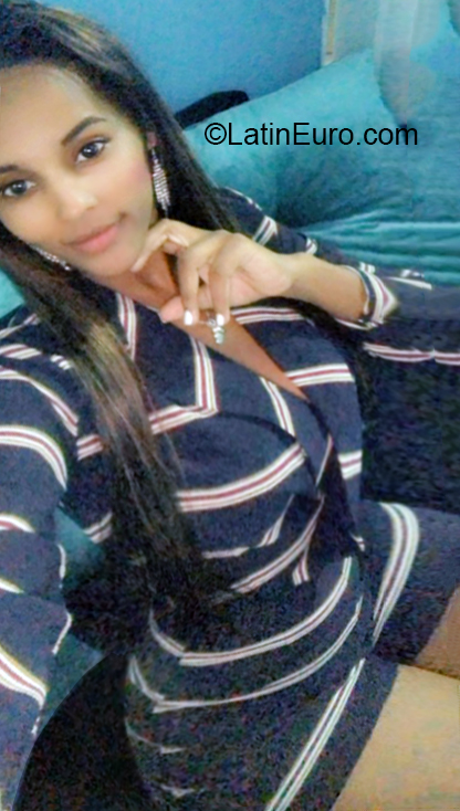 Date this pretty Dominican Republic girl Dahianna from Santo Domingo DO36246