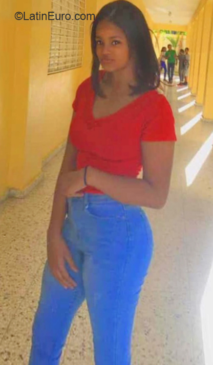 Date this happy Dominican Republic girl Brenda from Santo Domingo Oeste DO36442