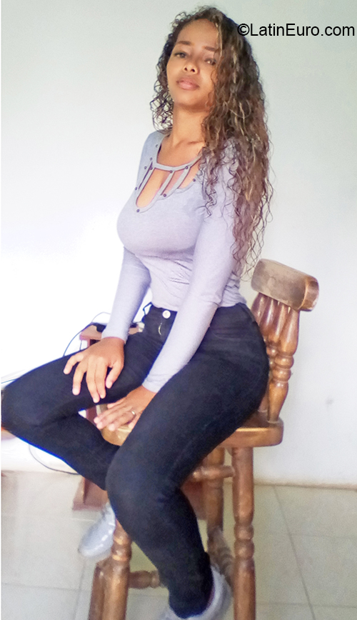 Date this sensual Venezuela girl Heidy from Caracas VE2762