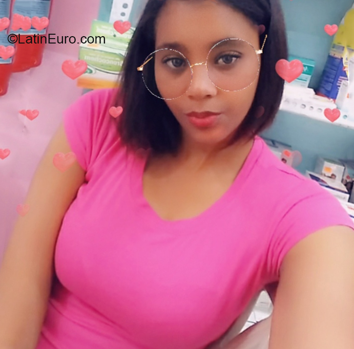 Date this voluptuous Dominican Republic girl Chakiria from Santo Domingo DO36601