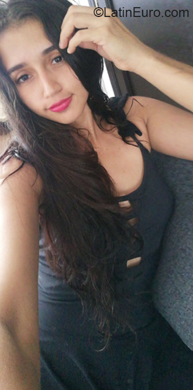 Date this attractive Colombia girl Marcela from Cucuta CO26327