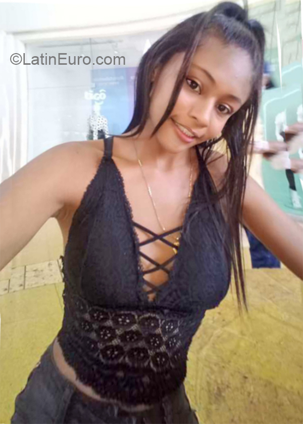Date this funny Colombia girl Yessica from Cartagena CO26336