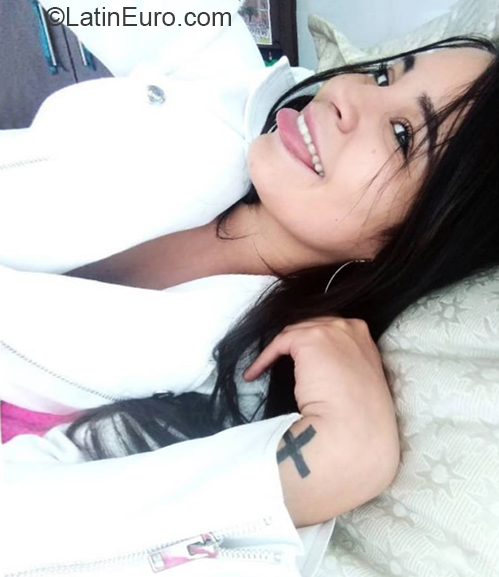 Date this sultry Venezuela girl Valentina from Caracas VE2822