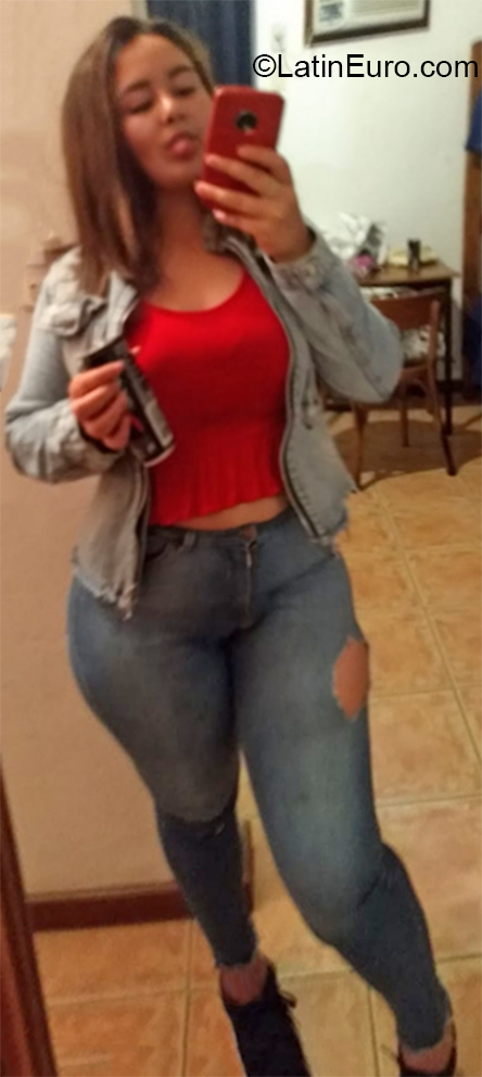 Date this lovely Argentina girl Damaris from Buenos Aires AR274