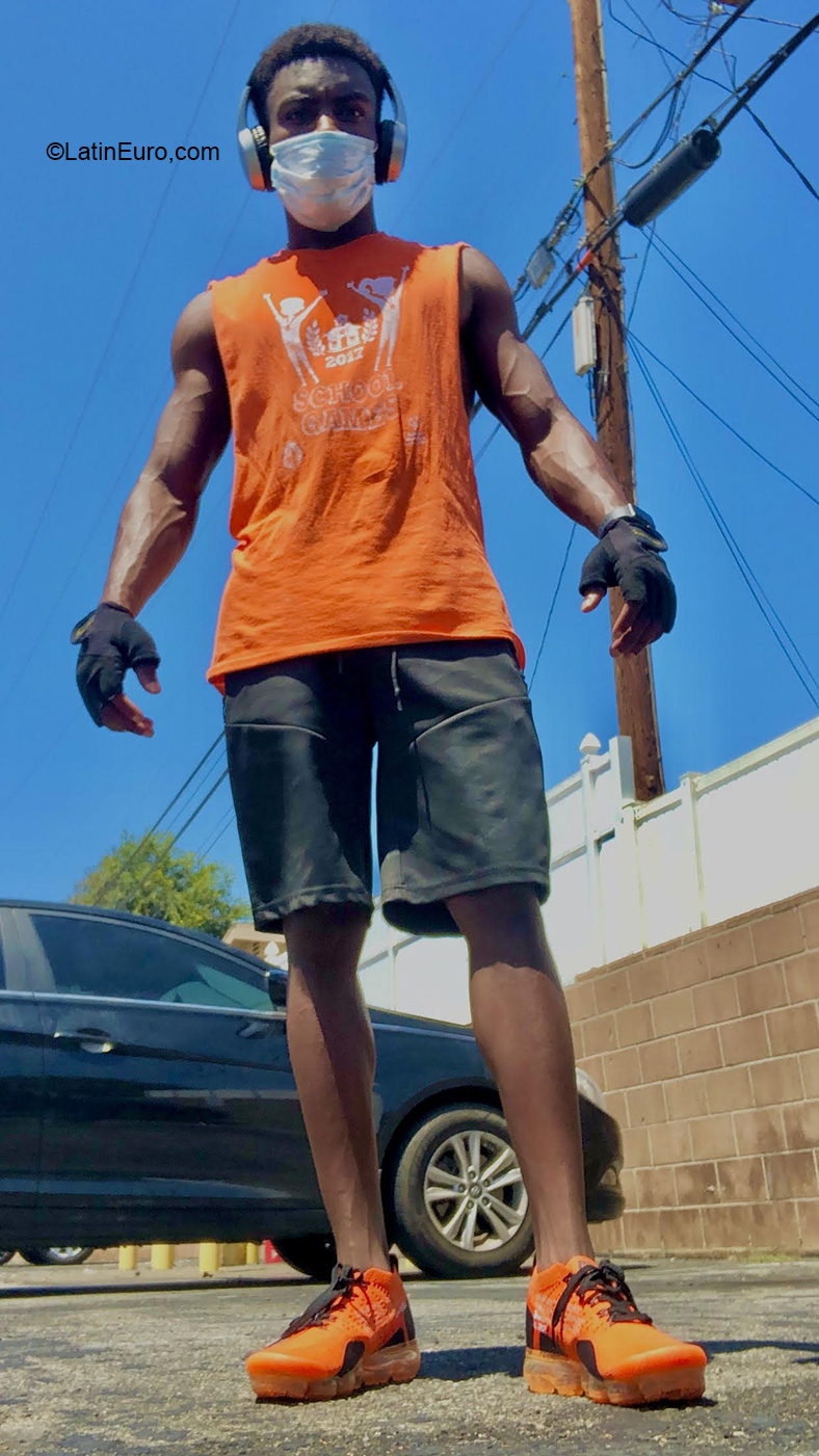 Date this hard body United States man Curtis from Los Angeles US20511