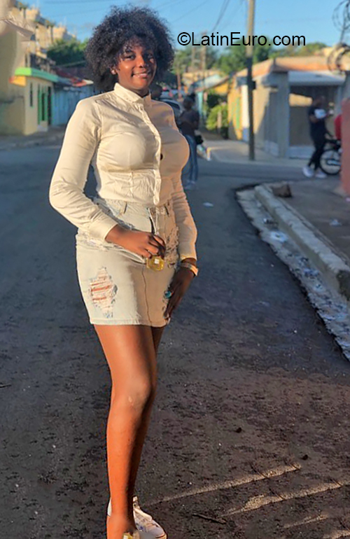Date this stunning Dominican Republic girl Yovana from La Romana DO36784