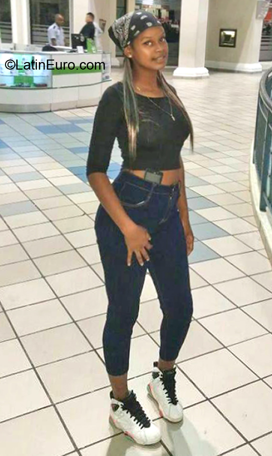 Date this foxy Dominican Republic girl Claudia from Santo Domingo DO36807