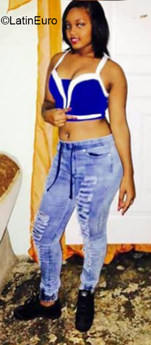 Date this foxy Dominican Republic girl Evril from Santo Domingo DO37016