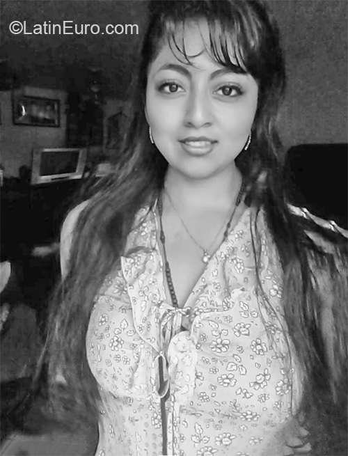 Date this attractive Ecuador girl Lorena from Quito EC403