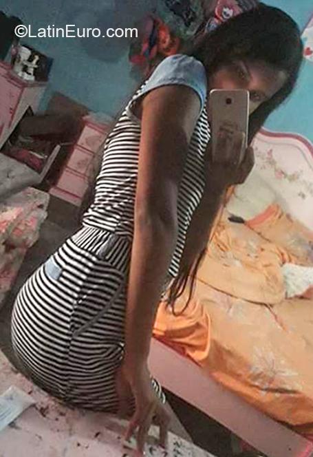 Date this hot Venezuela girl Estefania from Caracas VE2881
