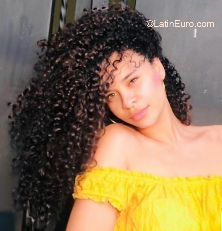 Date this stunning Dominican Republic girl Nicole from Santiago DO37037