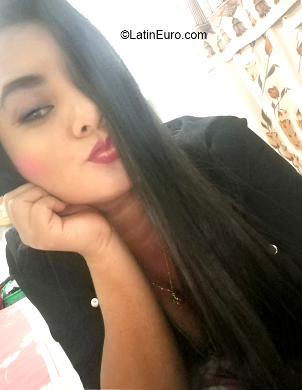 Date this voluptuous Ecuador girl Mariela from Santo Domingo EC416