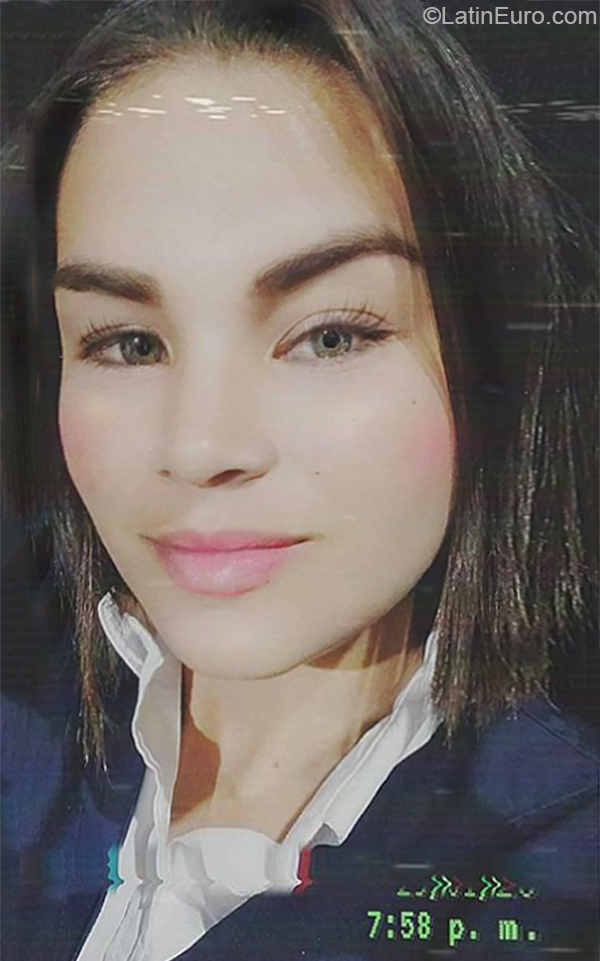 Date this happy Venezuela girl Loren from Caracas VE2926