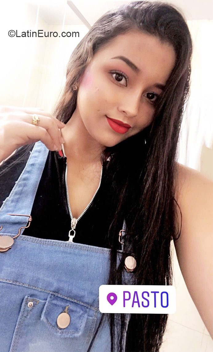 Date this sultry Colombia girl Laura from Medellin CO26600