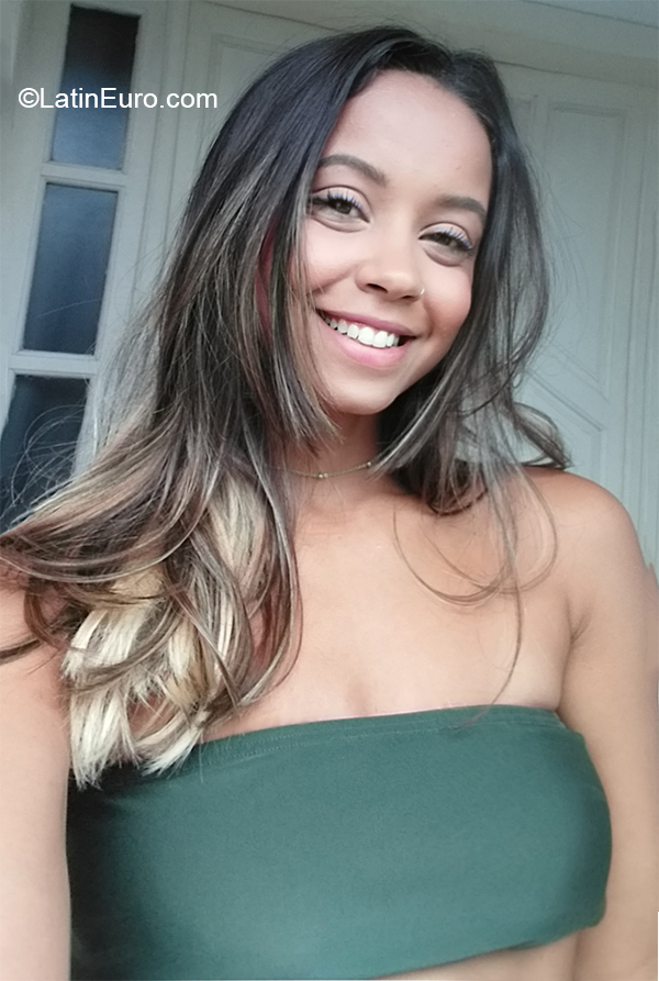Date this funny Brazil girl Victoria from Vitoria BR11025