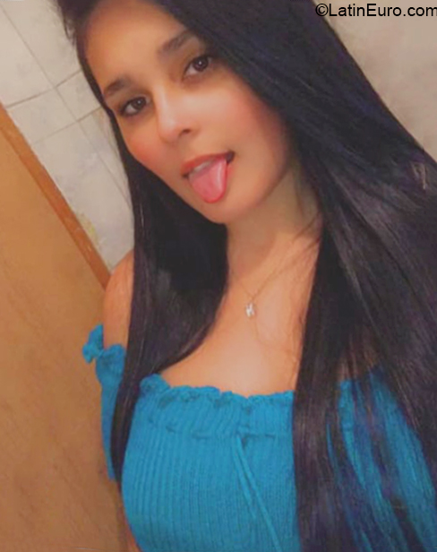Date this voluptuous Brazil girl Emely from Salvador BR11027