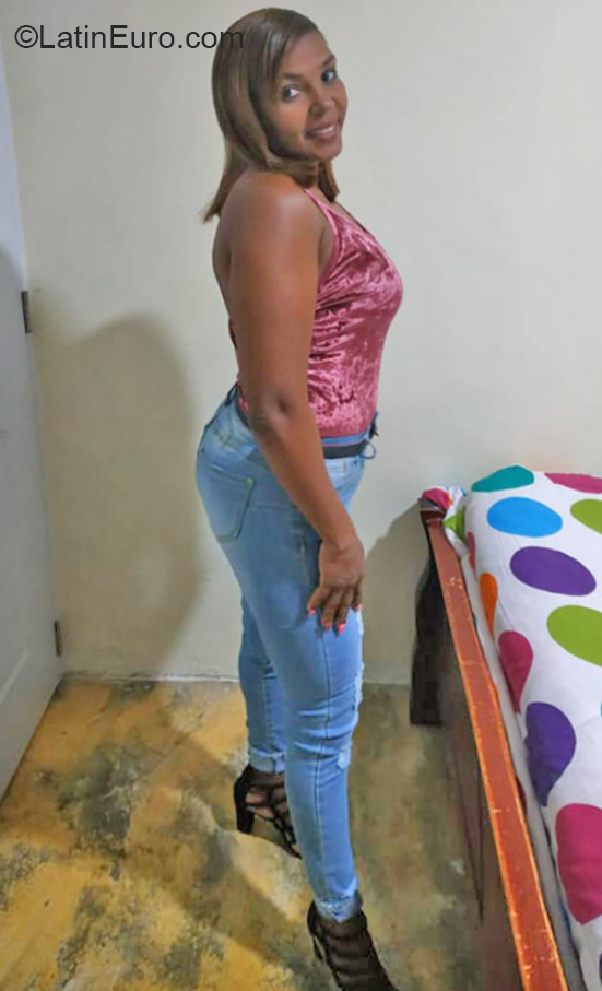 Date this hard body Dominican Republic girl Tania ascota from Santo Domingo DO37297