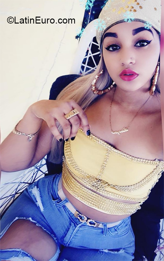 Date this sultry Dominican Republic girl Genesis from Santo Domingo DO37301