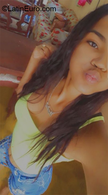 Date this happy Dominican Republic girl MAYELIN from Moca DO37489
