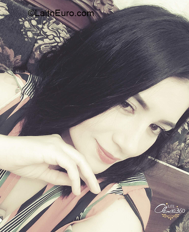 Date this nice looking Ecuador girl Damaris from Quito EC434