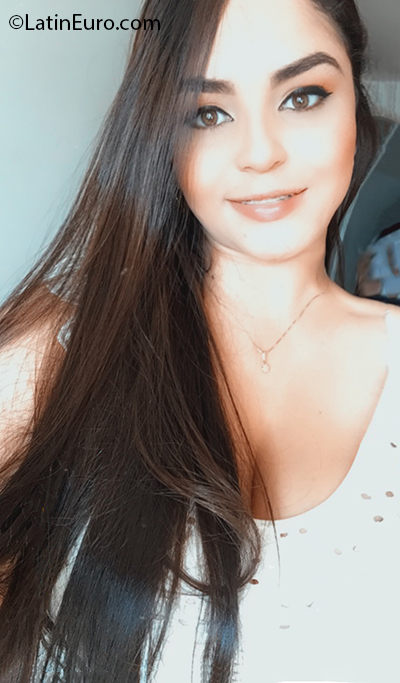 Date this attractive Colombia girl Vanessa from Barranquilla CO26871