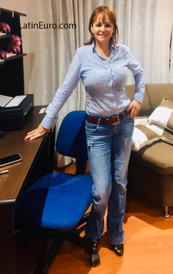 Date this voluptuous Colombia girl Rocio from Bogota CO26914