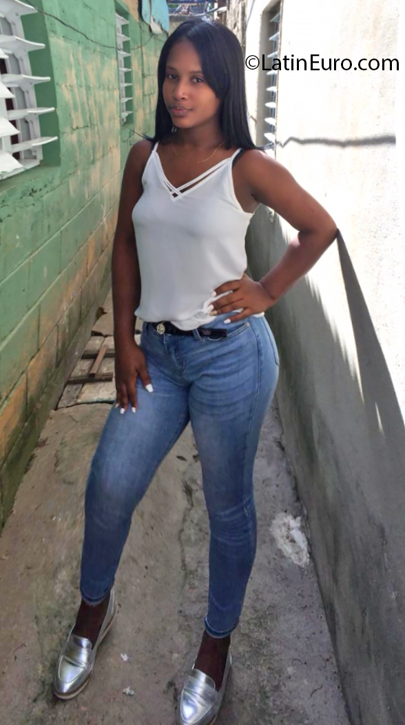 Date this athletic Dominican Republic girl Emi from Santiago DO37572