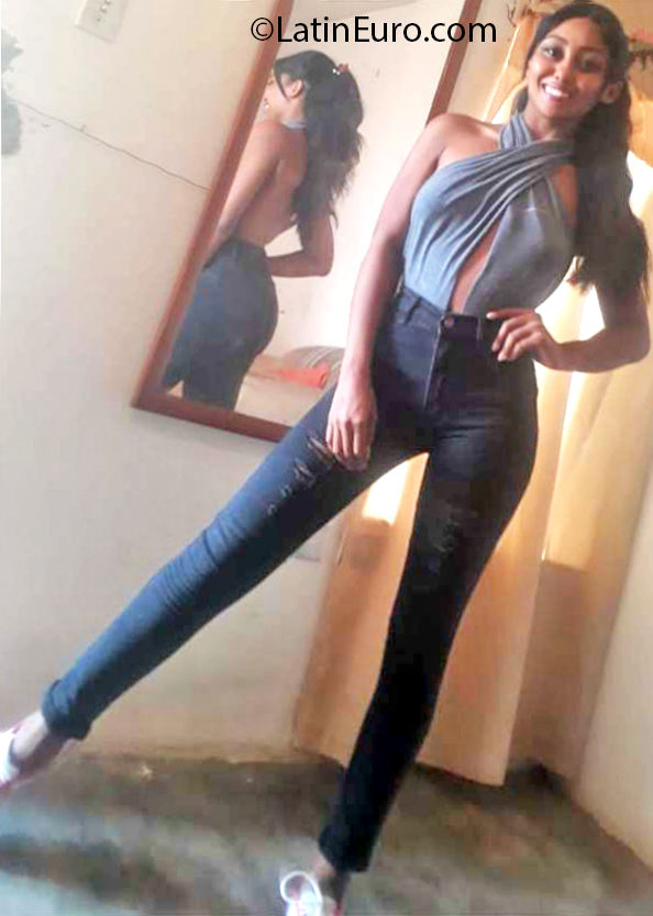 Date this foxy Venezuela girl Paola from Caracas VE3064