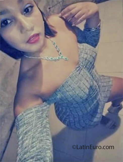 Date this nice looking Dominican Republic girl Yokari from Santo Domingo DO37705