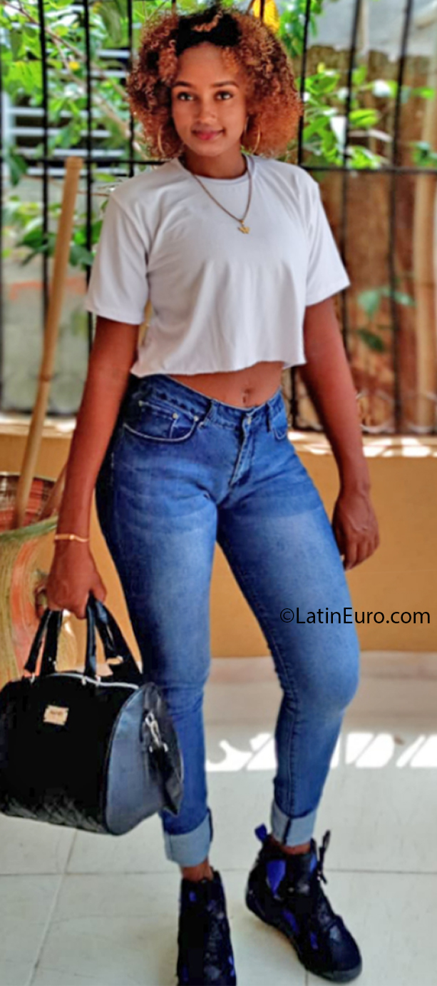 Date this lovely Dominican Republic girl Erika from Santo Domingo DO37711
