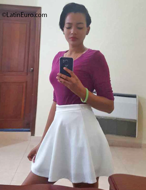 Date this happy Dominican Republic girl Smerling from Santo Domingo DO39762