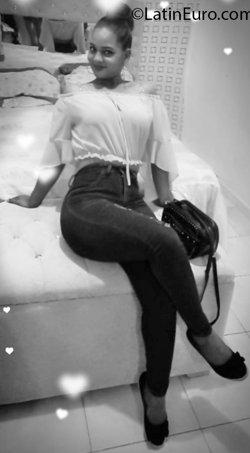 Date this lovely Dominican Republic girl Esther from Santo Domingo DO37776