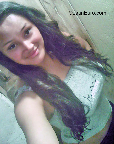 Date this happy Ecuador girl Yesenia from Quito EC480