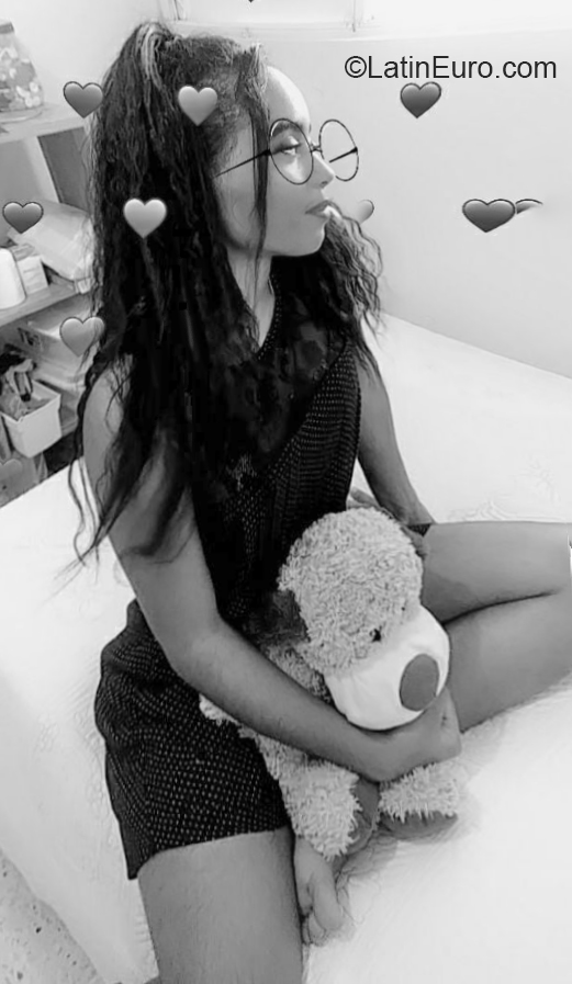 Date this nice looking Dominican Republic girl Arideny from Azua DO38027