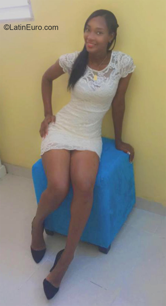 Date this attractive Dominican Republic girl Logi from Santo Domingo DO38110