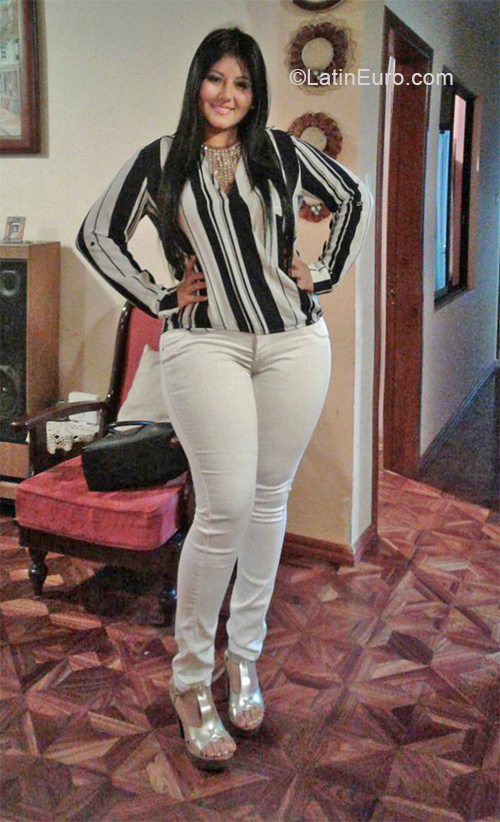 Date this voluptuous Ecuador girl Roxana from Manta EC493