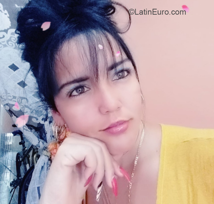 Date this sultry Cuba girl Mara from Camaguey CU684