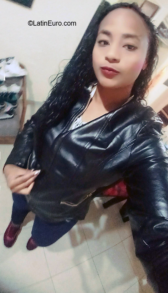 Date this lovely Colombia girl Andreina from Bogota CO27368