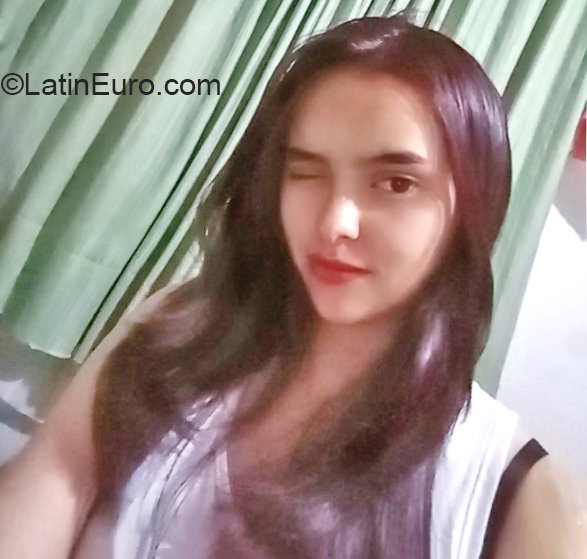 Date this hot Colombia girl Daniela from Bogota CO27379