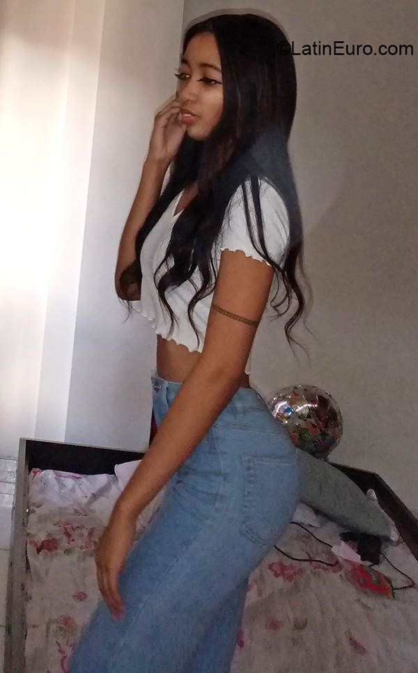 Date this exotic Colombia girl Laura from Cali CO27429