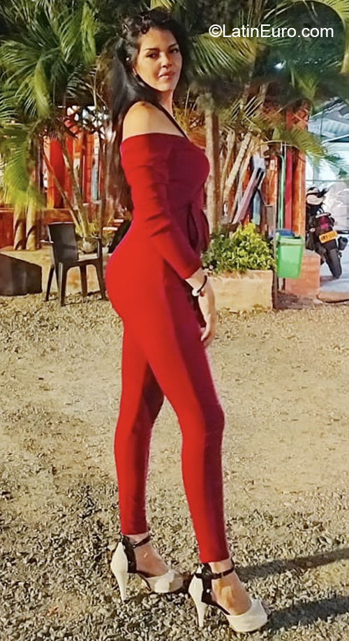 Date this pretty Colombia girl Carolina from Cali CO27610