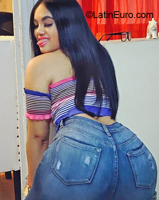 Date this lovely Dominican Republic girl Thais from Santiago US20834