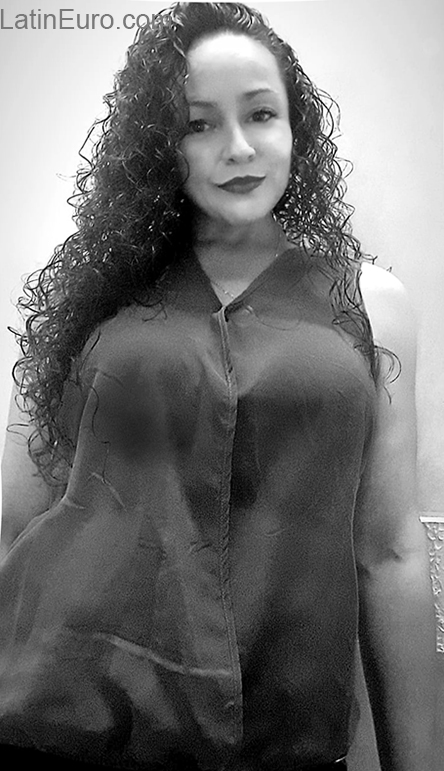Date this lovely Colombia girl Luz from Bogota CO27658