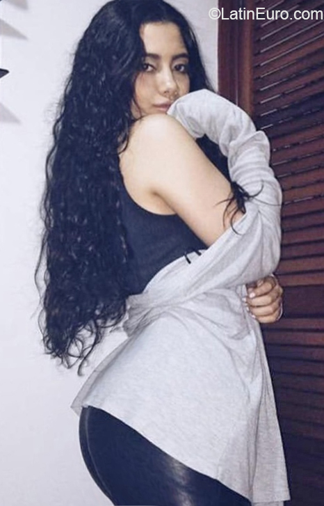 Date this sultry Venezuela girl Verona from Caracas VE3337