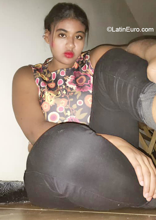 Date this happy Colombia girl Camila from Bogota CO28029